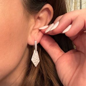 Kendra Scott- Satin Silver Earrings